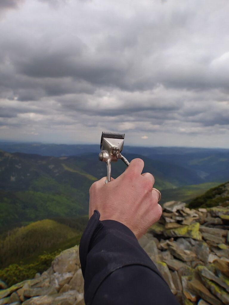Машинка для стрижки на фоні Карпат